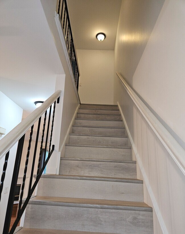 Building Photo - 519 Woodcrest Dr