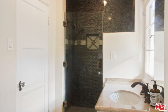 Building Photo - 208 S Rodeo Dr