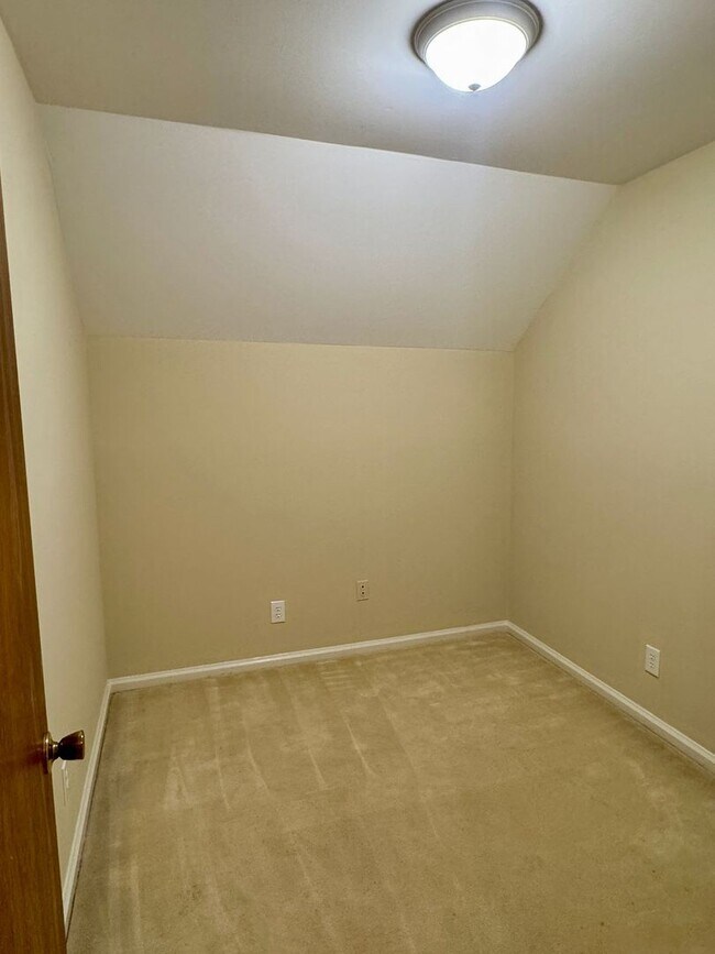 Building Photo - Gorgeous Interiors in this BONUS SPACE + 4 Bedroom  2 Bathroom Home!