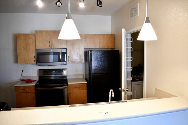 Building Photo - Gardens of Bridgehampton - 3 Bed - 3 Bath - Hardwood Laminate Floors