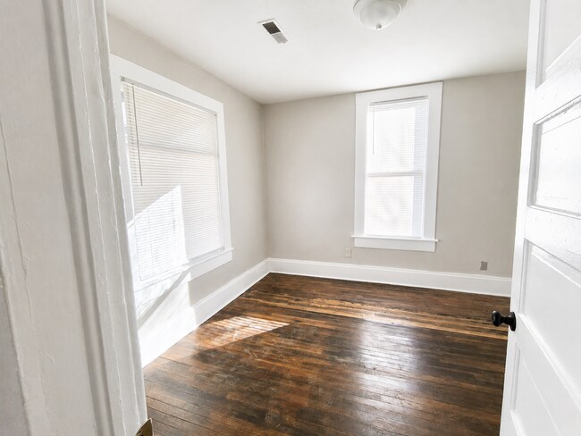 Building Photo - 3129-3131 N Wellington PL