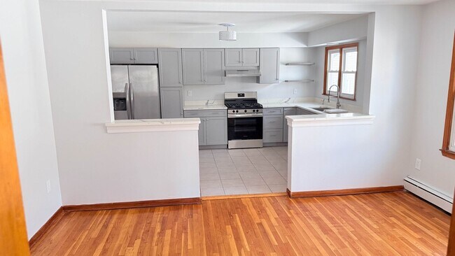 Building Photo - Charming 3BR , 2 BTHRM Duplex in Elizabeth