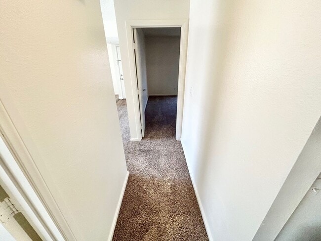 Building Photo - ADORABLE UPSTAIRS CONDO! 2 BEDROOM / 2 FUL...