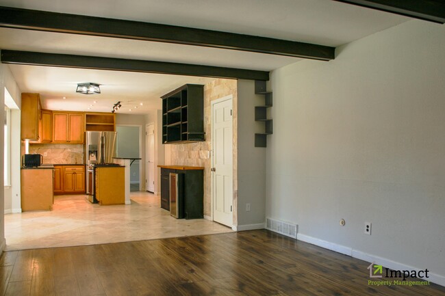 Building Photo - 8586 E Lakeview Dr