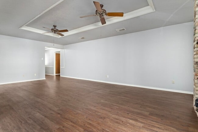 Building Photo - 6760 Gladys Ave