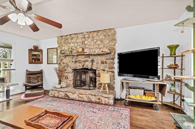 Building Photo - 628 Bullfrog Ln