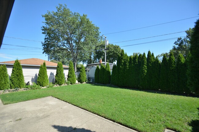 Building Photo - 358 Walnut Ave