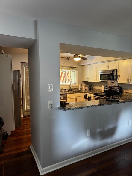 Kitchen - 320 Southern Ct