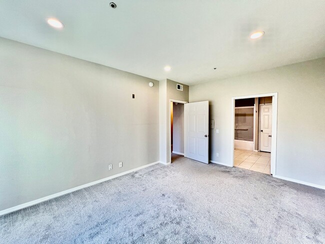 Building Photo - Newly remodeled 2B/2BA Condo w/ reserved p...