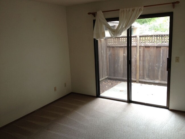 Building Photo - Walk to UC