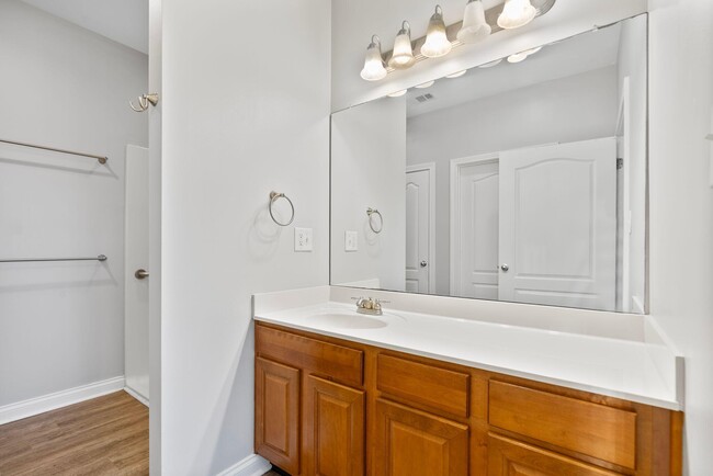 Building Photo - 585 Regency Cir