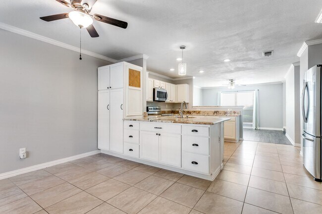 Building Photo - 1728 Creekpoint-