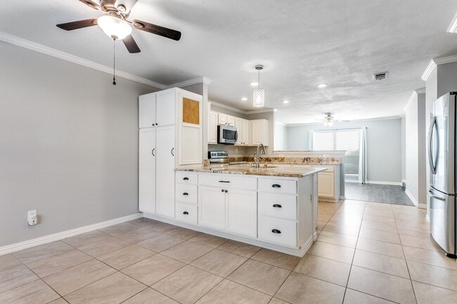 Building Photo - 1728 Creekpoint Dr