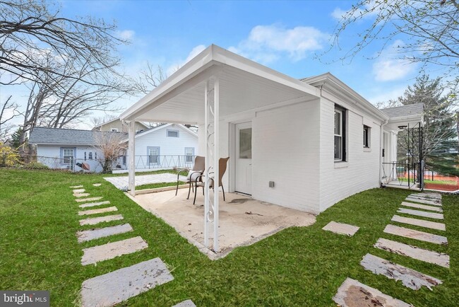 Building Photo - 402 Elm Ave