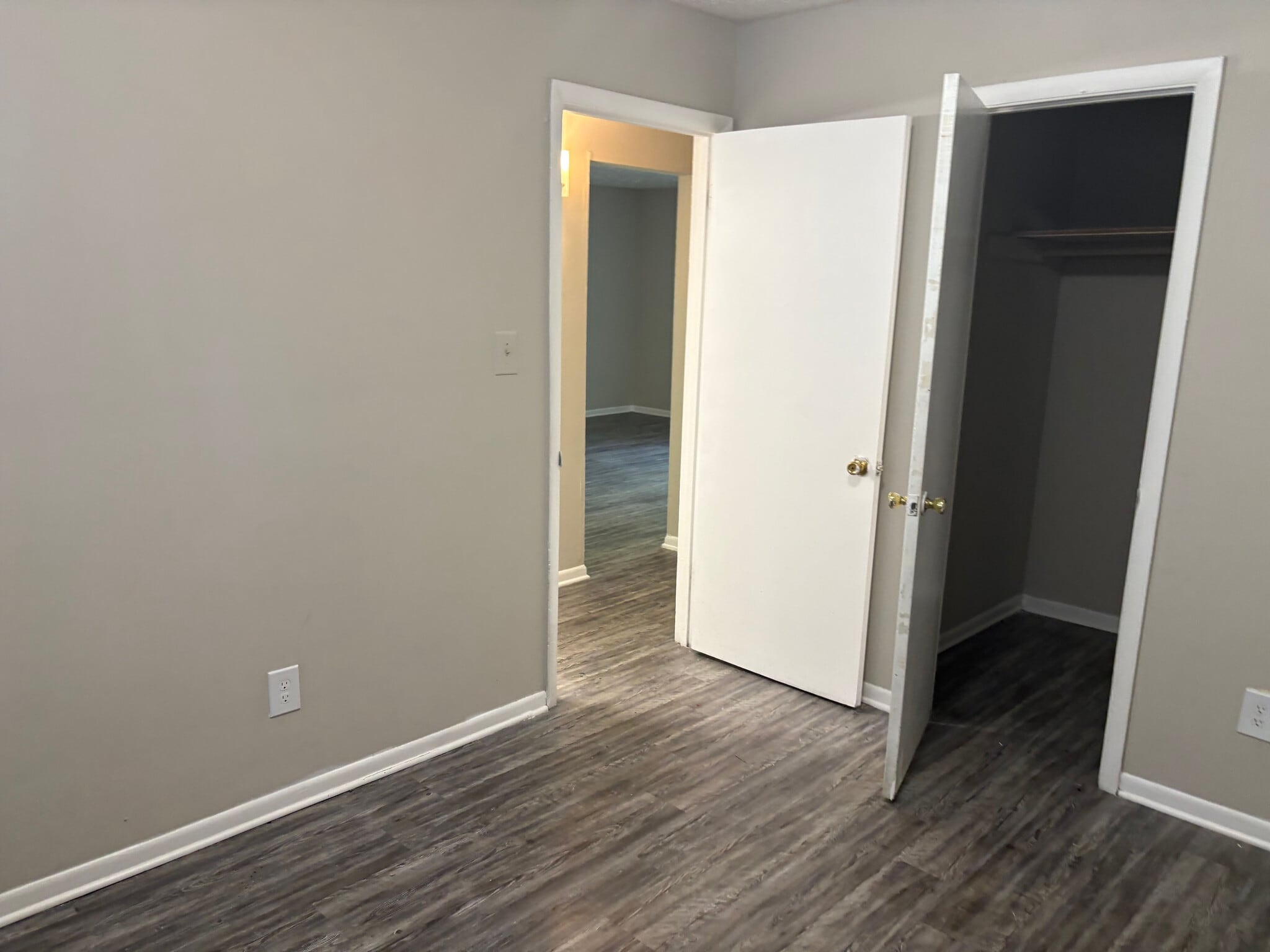 Building Photo - Room in Apartment on Stanton Rd SW