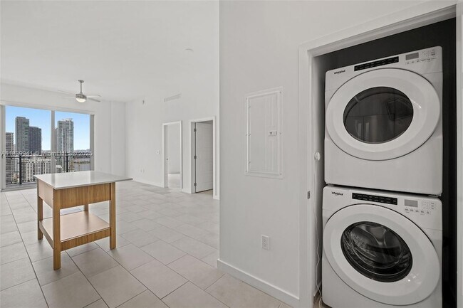 Building Photo - 2150 N Bayshore Dr