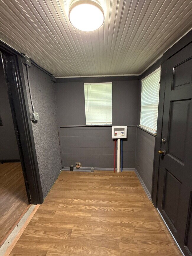 Building Photo - Affordable Co-Living Units (1–4 Rooms Available) Near Central Memphis