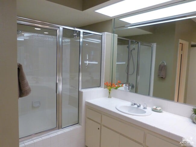 Building Photo - 221 Vista Royale Cir E