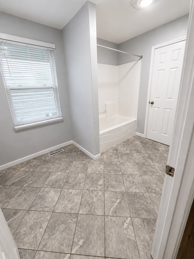 Building Photo - 3 Bed / 1 Bath Home in Dubuque