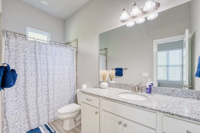 Building Photo - 909 W Eagle St