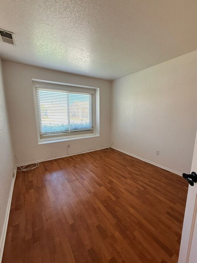 Building Photo - 875 E Serpentina Ave