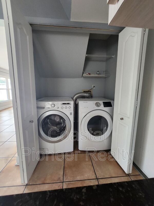 Building Photo - 10121 Sea spray Pl