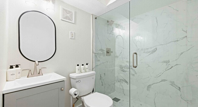 Building Photo - 556 Coral Ct