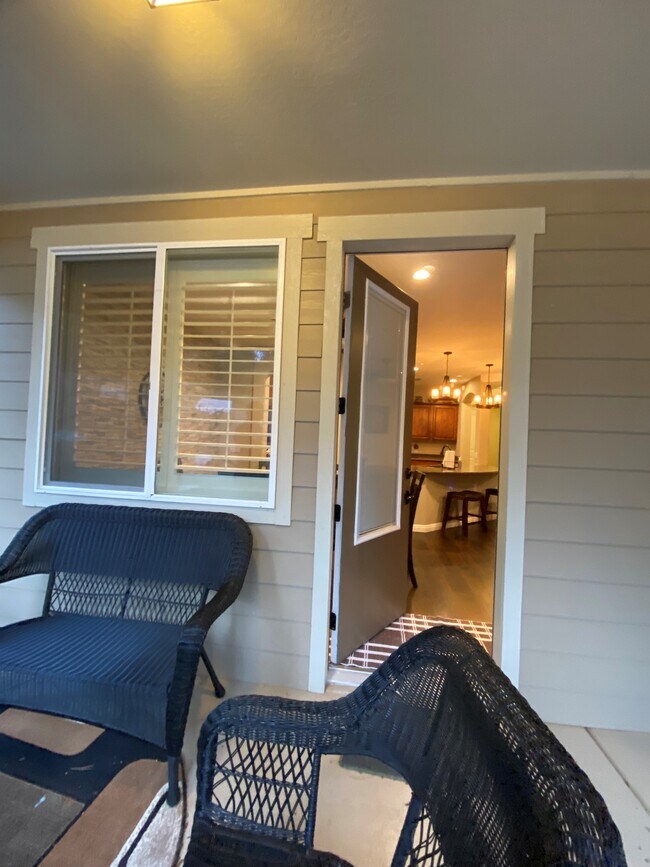 Building Photo - 826 Hemlock Ave