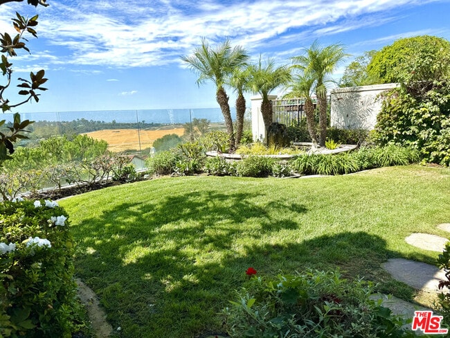 Building Photo - 5 Marisol