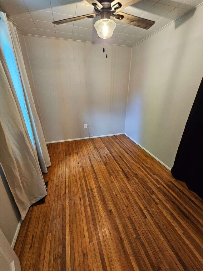Building Photo - 3-Bedroom Shelby Twp Home on Spacious Lot with Large 2 Car Garage. Laminate Flooring on Main Floo...