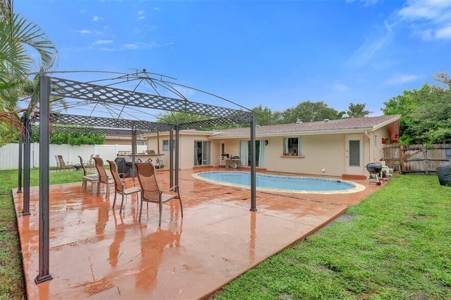 Building Photo - 6210 NE 21st Rd