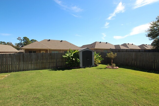 Building Photo - Beautiful 3 bedroom 2 bath home in the hea...