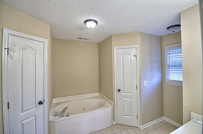 Building Photo - 123 Bordeaux Ln