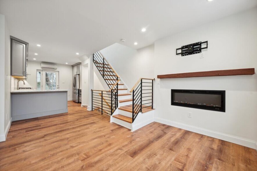 Building Photo - 344 N Sloan St