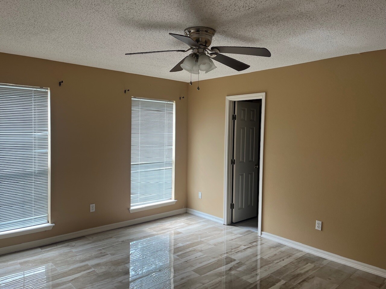 Building Photo - 15457 Woody Dr