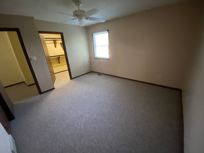 master br with walk in closet - 5 Oak Drive Cir