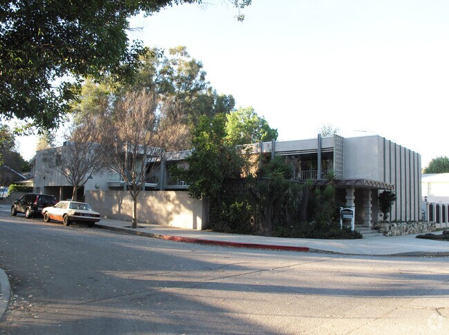Building Photo - Country Club Apartments