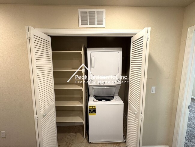 Building Photo - Spacious 4bd/2ba House - Gated Community