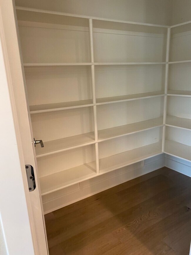 Building Photo - Dublin Hyde Park Modern Living Single Level Condo 4 Bed / 2 Bath, Amenities, Close to 580