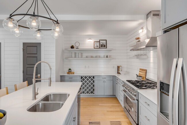 Building Photo - Fully Furnished Downtown Rental
