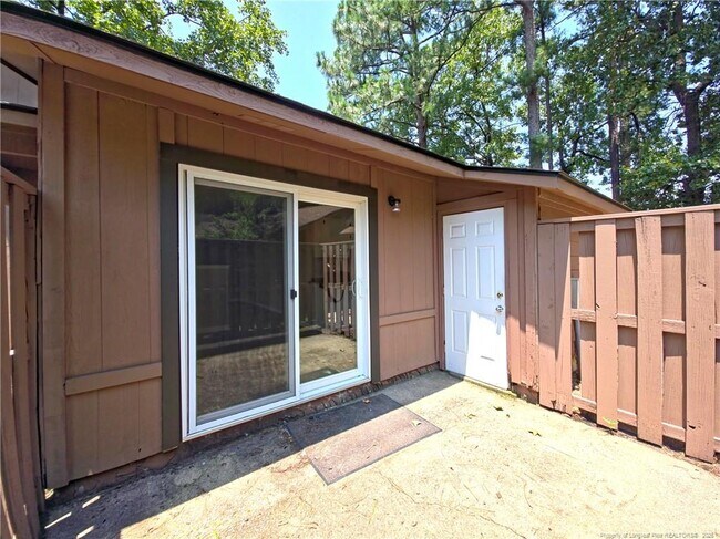 Building Photo - 707 Hedgelawn Way