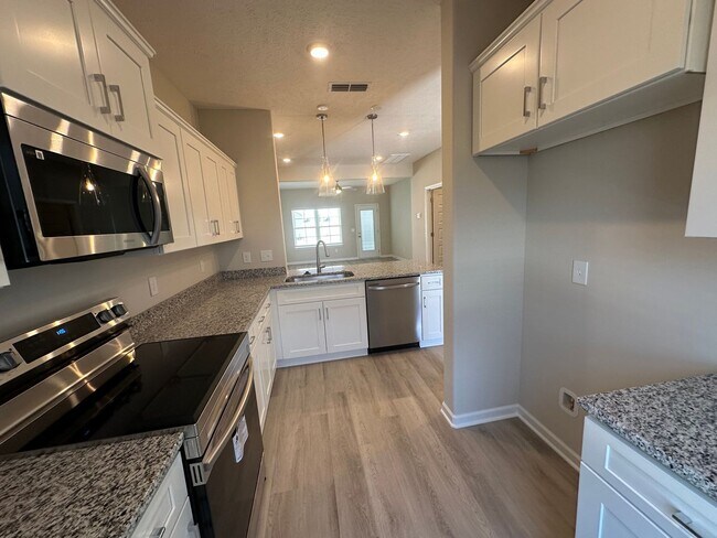 Building Photo - 4 Bed 3 Bath Townhome Near The Heart Of Shelbyville