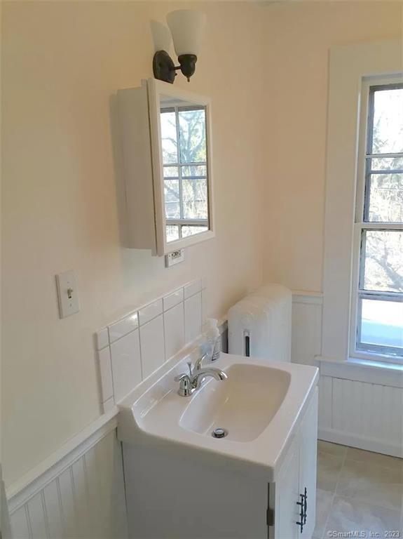 Building Photo - 28 N Elm St