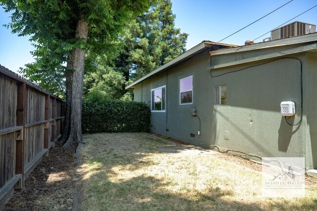 Building Photo - 1136 E Griffith Way