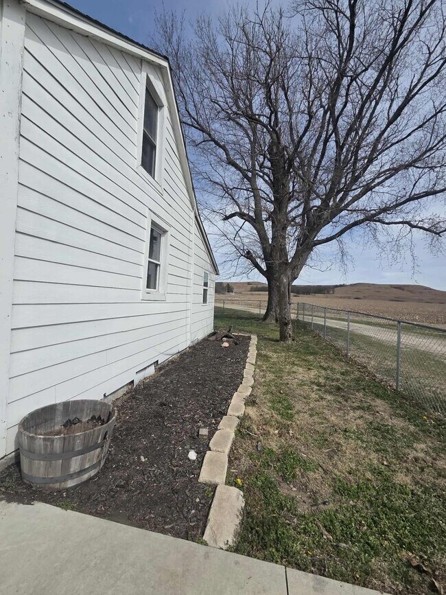 Building Photo - Charming Farm House!