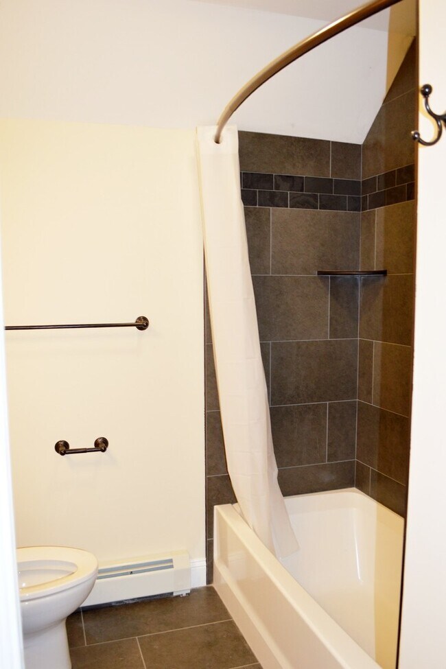 Building Photo - 220 North Ave