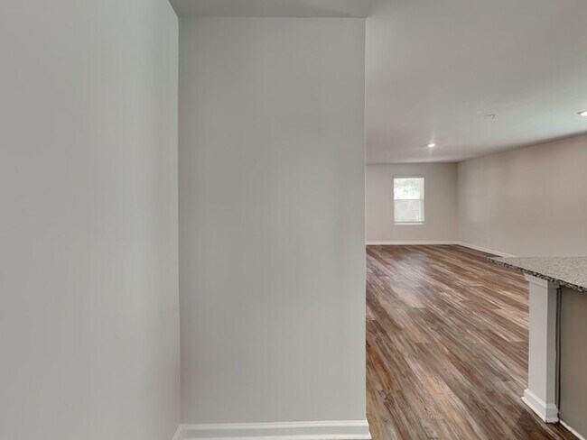Building Photo - Lovely 3 Bedroom 2.5 Bath Home located in ...
