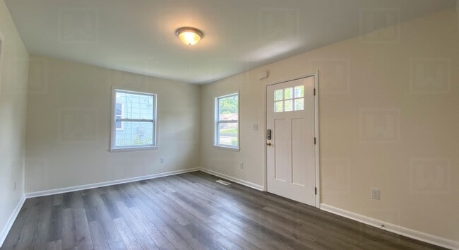 Building Photo - 2-Bed Home in Oakridge Community - Renovated