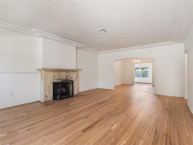 Building Photo - 3 bedroom in Miami FL 33147