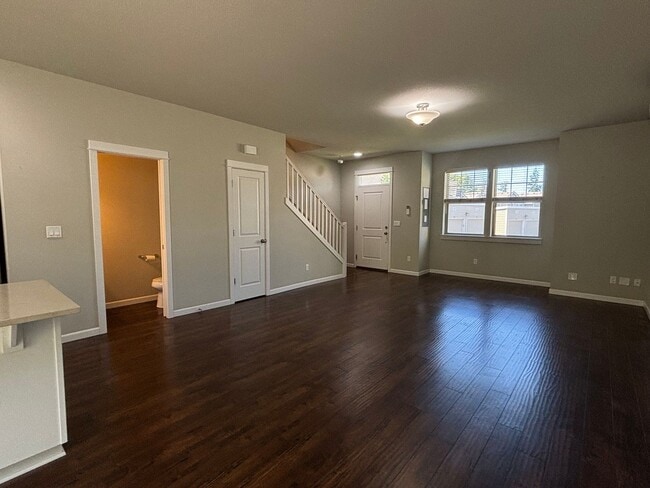 Building Photo - HALF-MONTH FREE!! Modern Townhome Available in Wilsonville